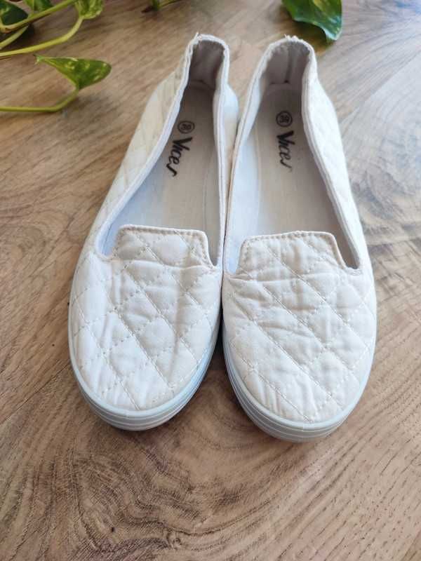 Białe buty tenisówki lordsy 38