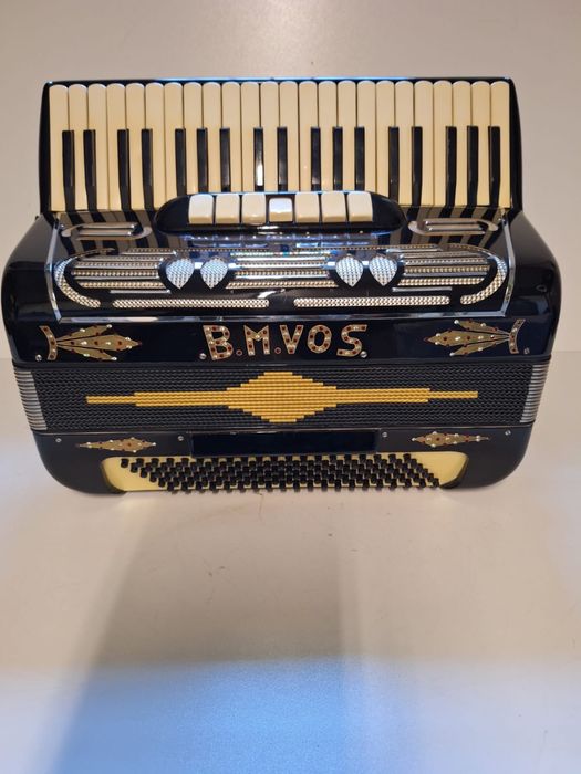 Włoski akordeon B.M.VOS. 120b. 4/5chórów Musette