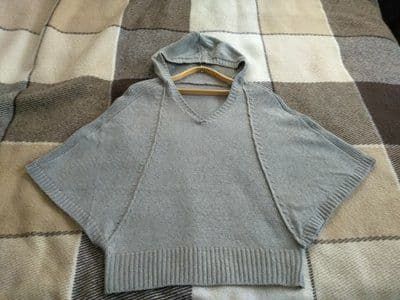 Женский пуловер - пончо