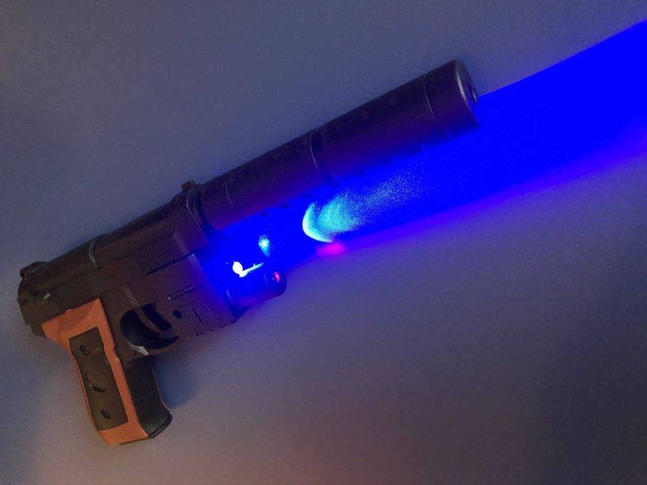Пістолет з глушником,ультрафіолетовим ліхтариком та лазерним прицілом