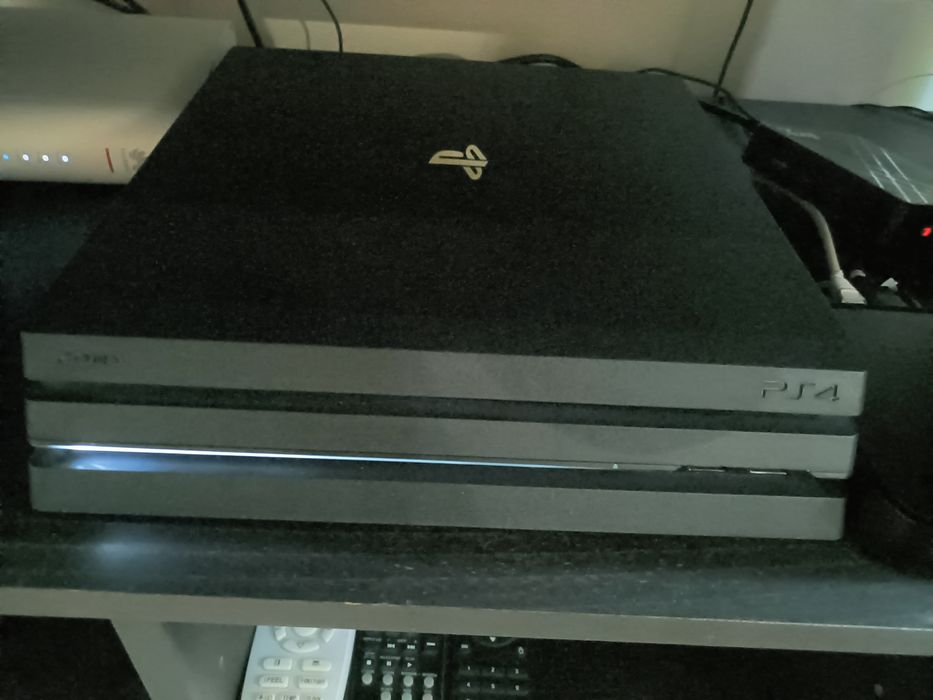 PS4 pro, caixa, 2 comandos e 5 jogos, gran turismo 7