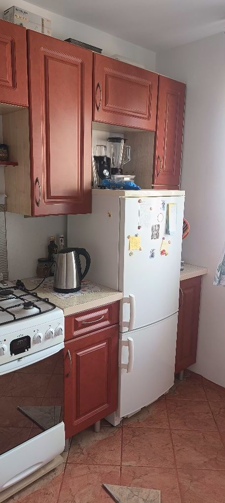 Meble kuchenne oraz stół kuchenny