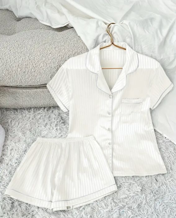 Піжама в смужку біло-молочного кольору