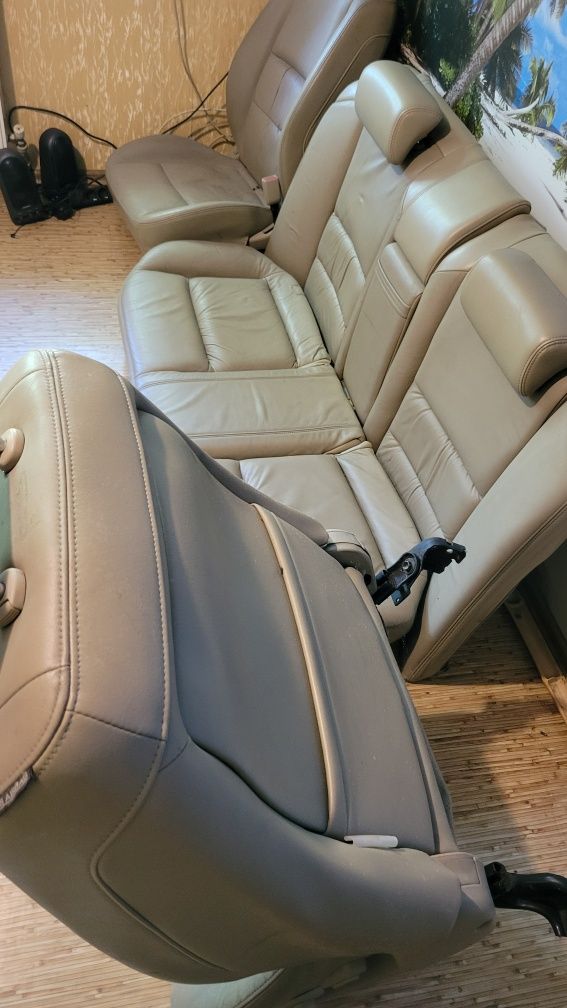 Светлый салон сидения Nissan Camry