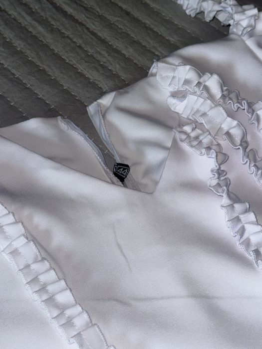 Біла святкова сукня з рюшами