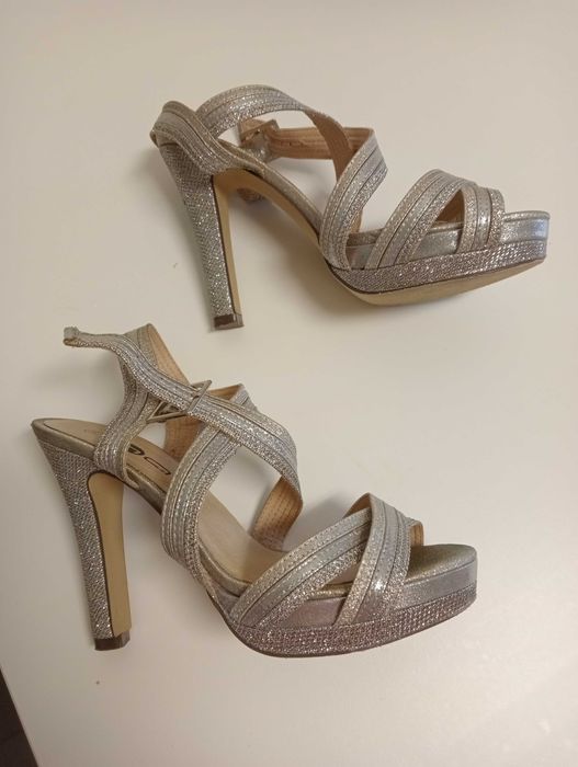 Sandálias prateadas usada uma vez