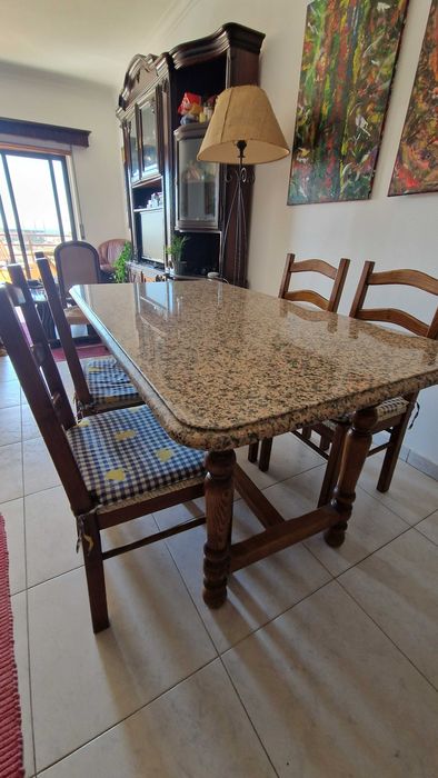Óptima mesa de jantar, em granito e madeira maciça