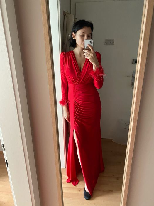 Червона сукня випускна вживанна сидить добре