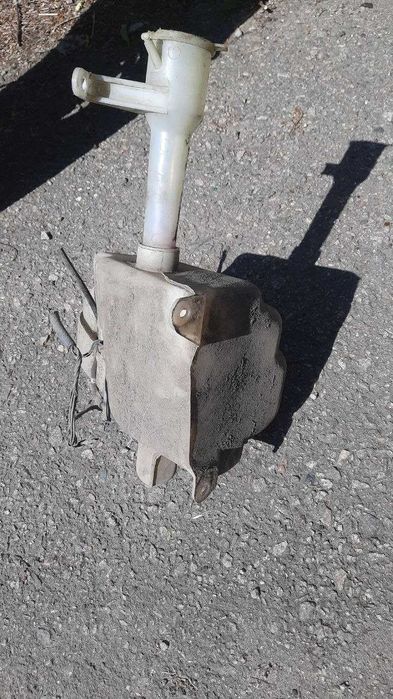 Бачек расширительный и стеклоомывателя Мазда Mazda 626, xedos .