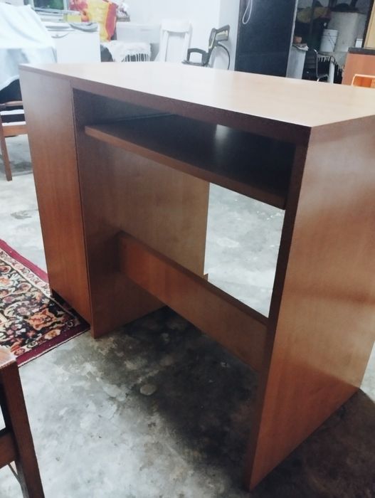 Secretária de madeira em ótimo estado