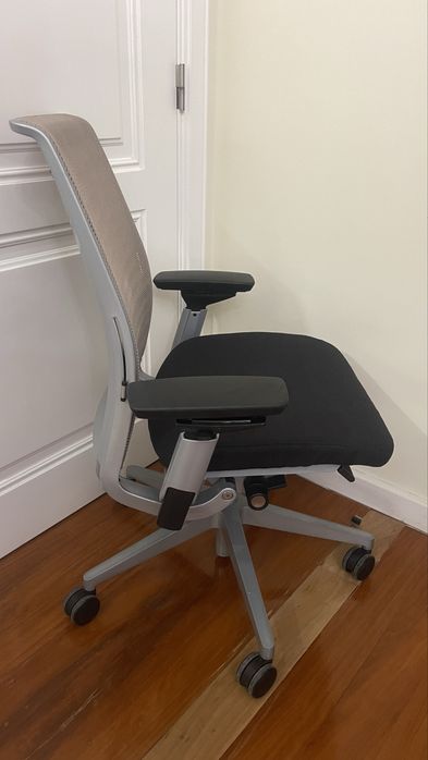 Cadeira escritório secretária ergonómica Steelcase Think V2