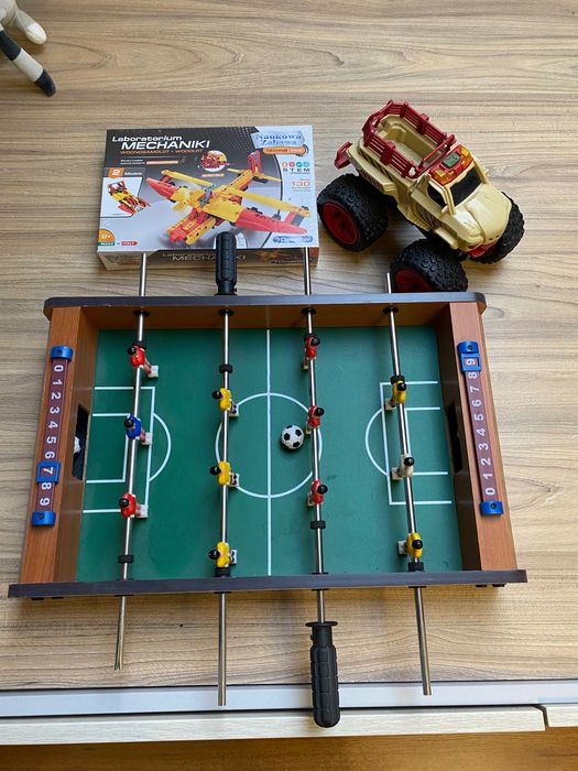 Piłkarzyki , monster truck