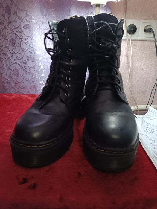 Продам женские зимние ботинки (мартинсы)