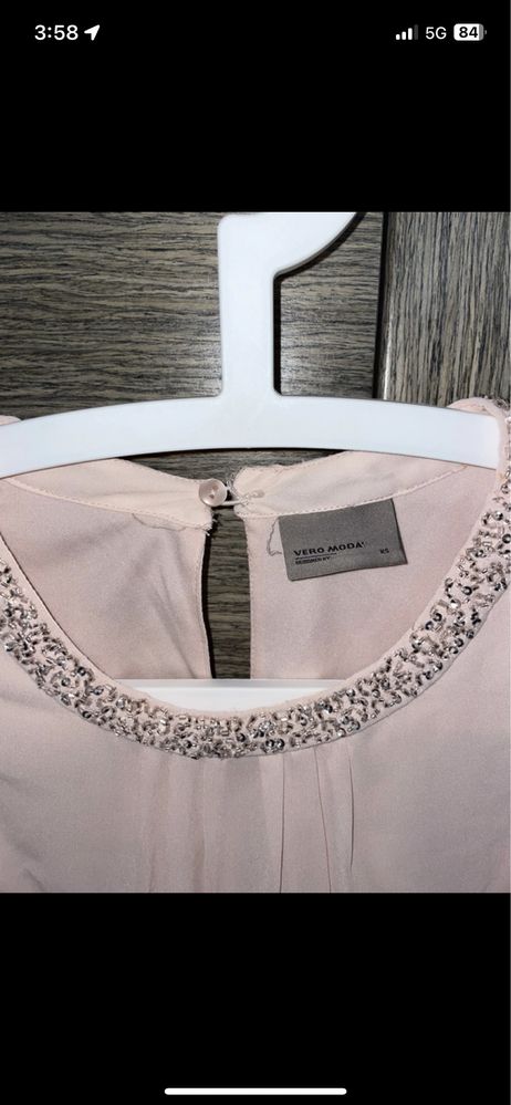 Pudrowa sukienka Vero Moda