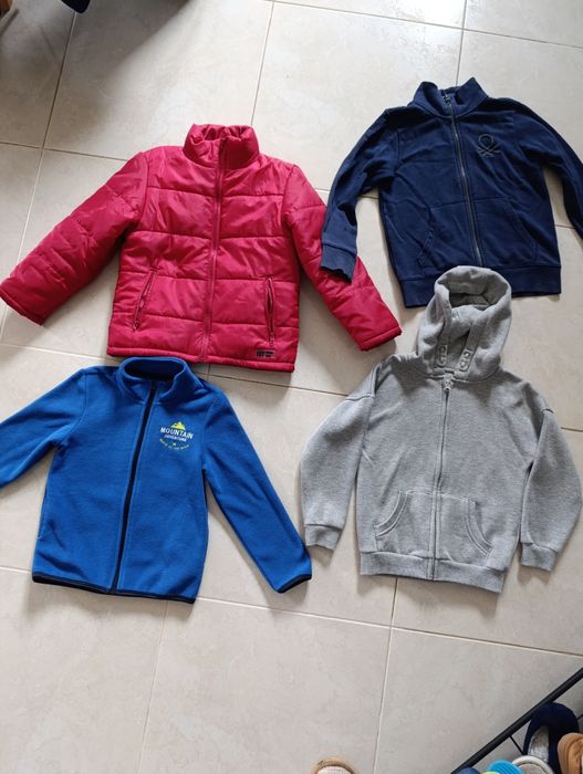 Três casacos quentinhos,super baratos e com oferta. Tamanho 5/6 anos.