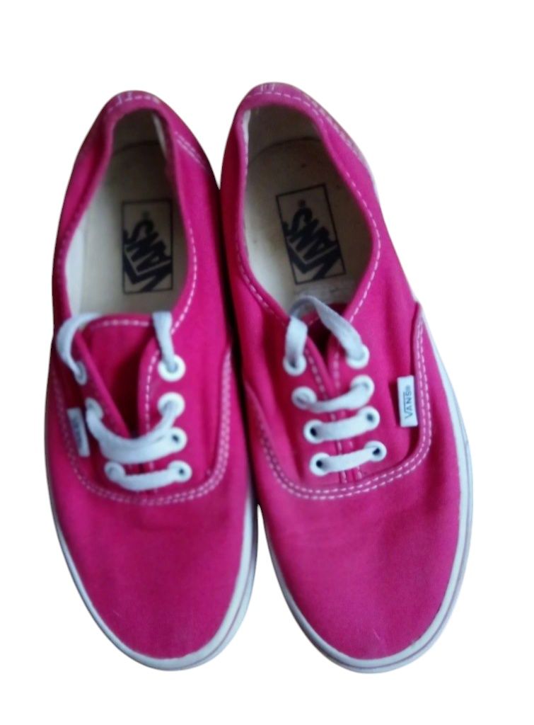Czerwono białe buty Vans