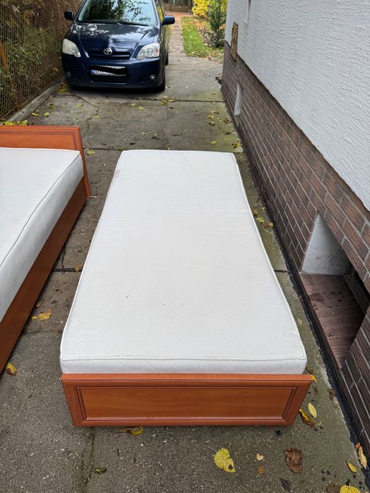 Używane łóżko z pojemnikiem na pościel