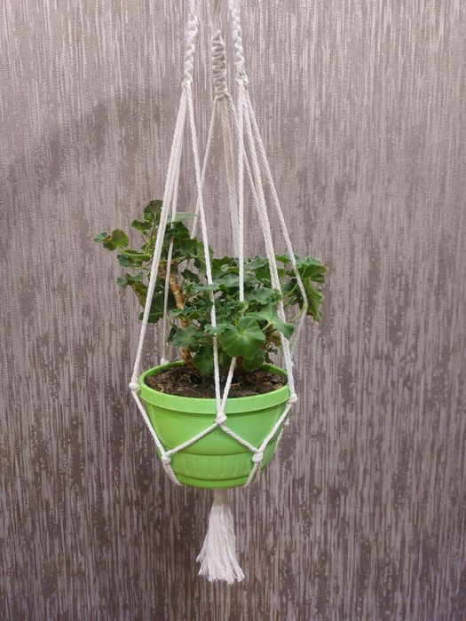 Підвіс для квітів,макраме білого і коричневого кольору