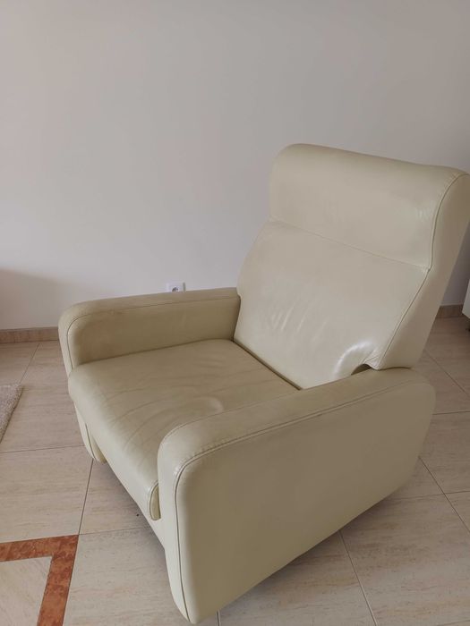 Cadeirão/poltrona em pele beje