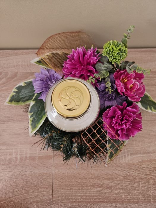 Wieniec kwiatowy na grób ze zniczem