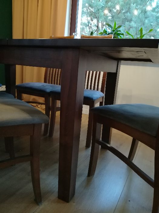 Stół drewniany bez krzeseł