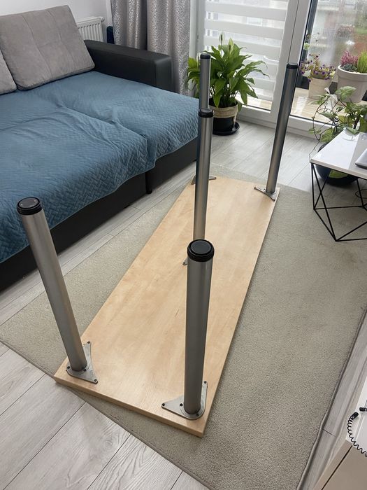 Blat MDF z regulowanymi nóżkami. Biurko