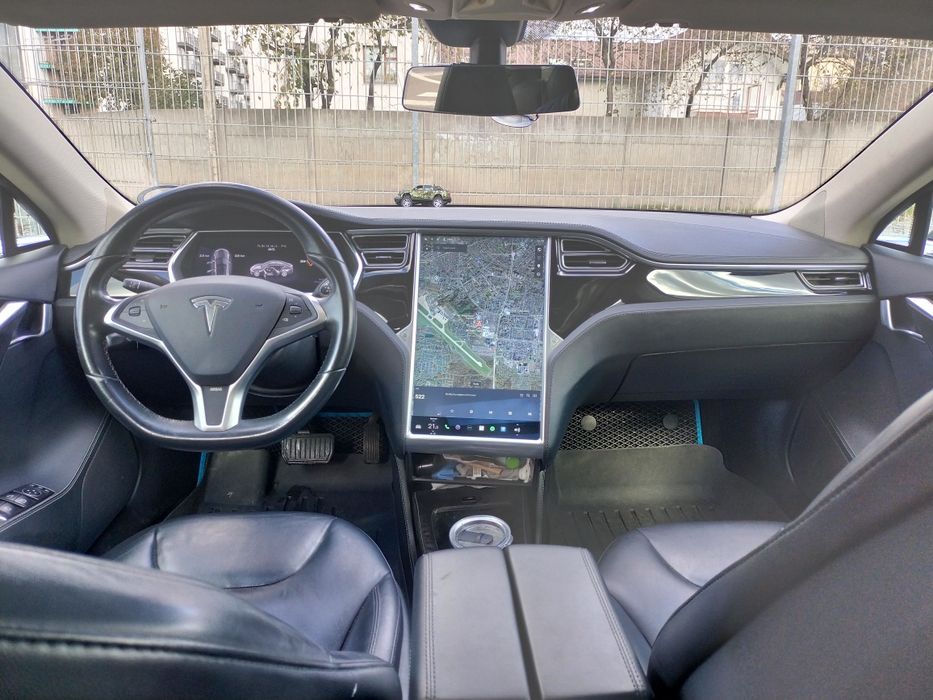 Tesla model S робоча конячка