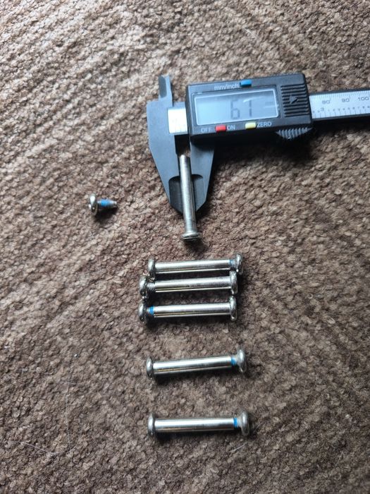 Ось с болтом  в для роликов , самокатов диаметр 6-мм длина разная