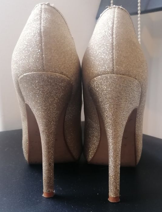 Sapatos Aldo dourados