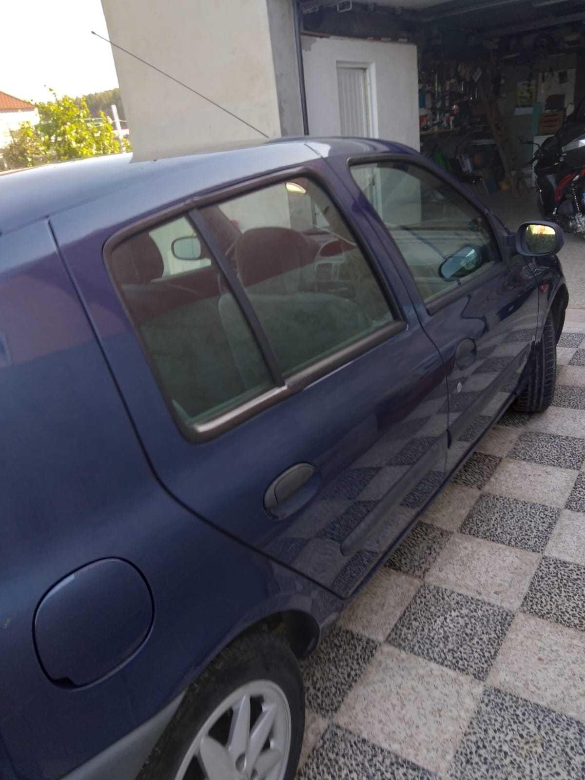 Renault Clio - 2001 Gasolina