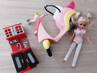Skuter Barbie, lalka typu Barbie i mebel kuchenny dla lalki