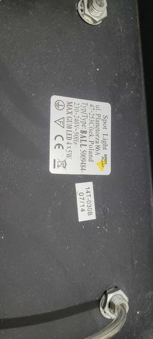 Lampa sufitowa z czterema reflektorami