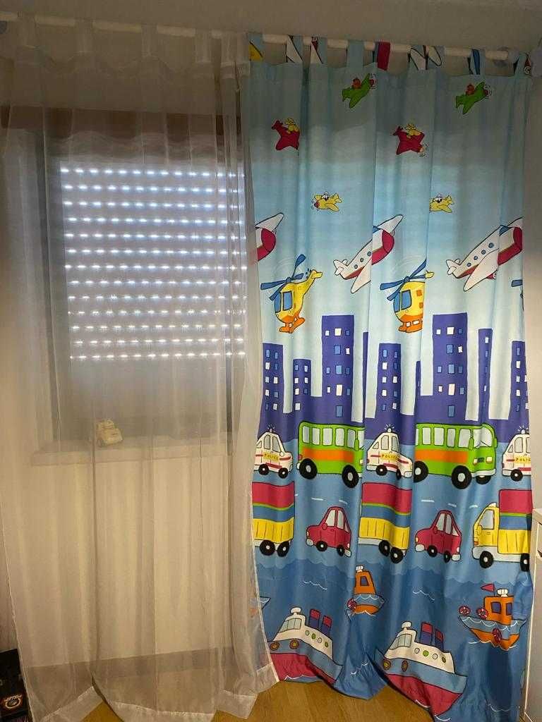 Cortinado com desenhos infantis