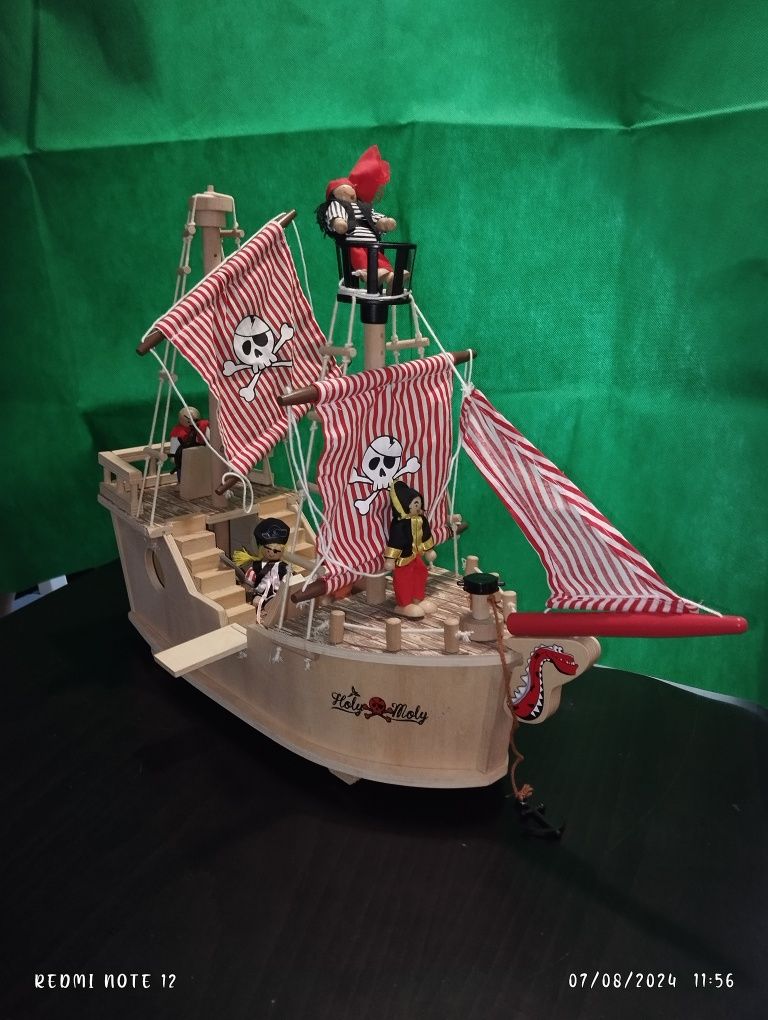 Barco de madeira para criança