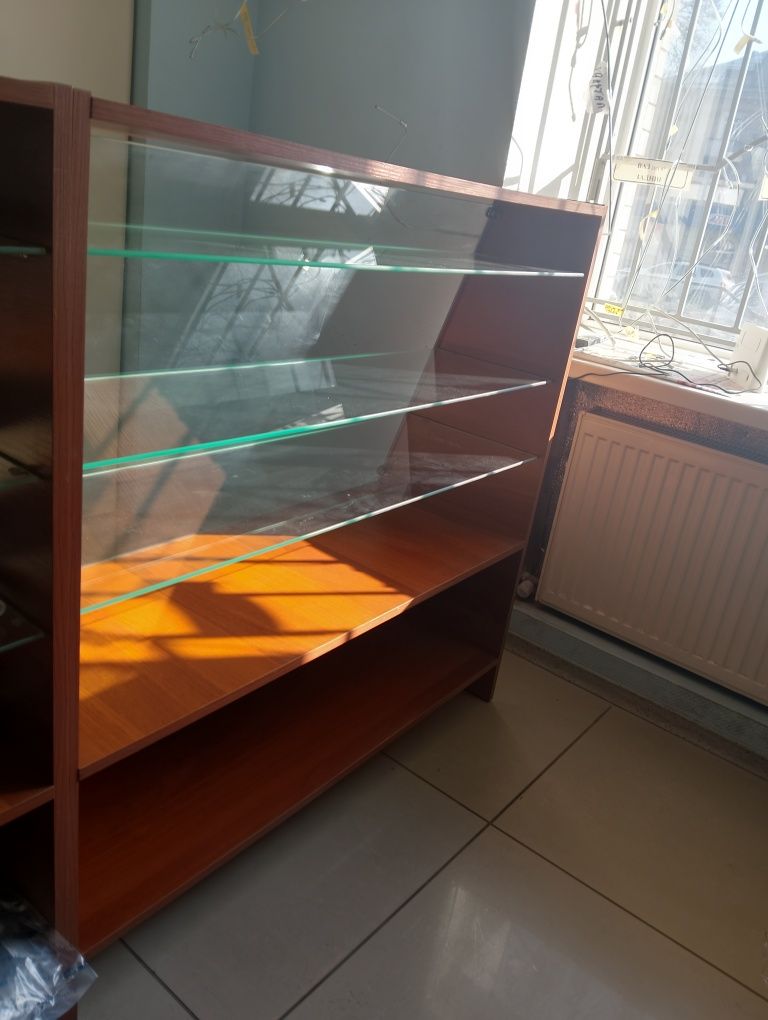 Витрина под стеклом