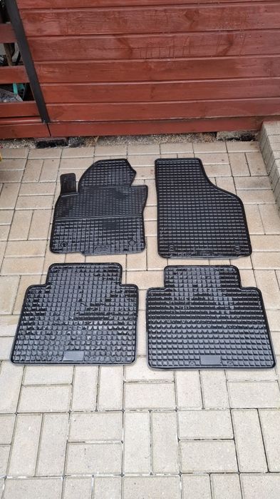 Dywaniki gumowe Touran + mata bagażnika