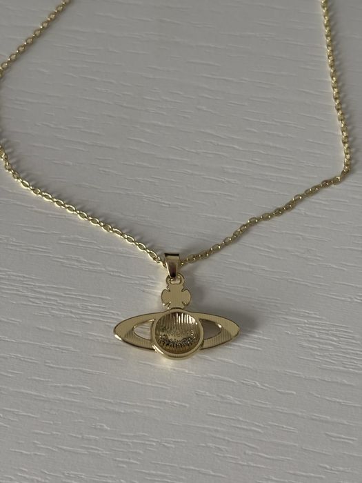 Elegancki naszyjnik w kolorze zlotym  — widoczny wisior, vintage vibe