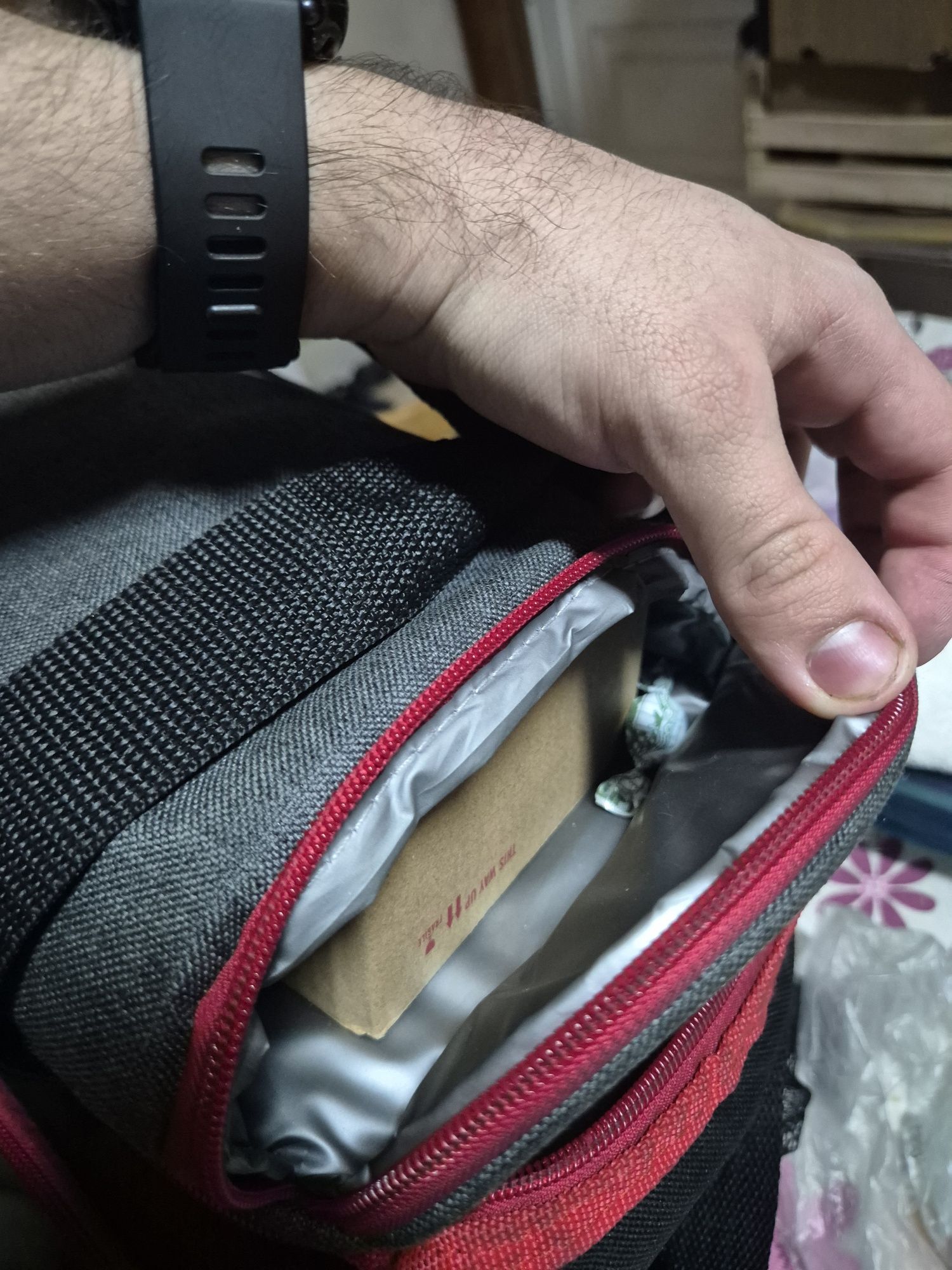 Vendo ou troco mala térmica grilo, de cor cinza/vermellha 25L
