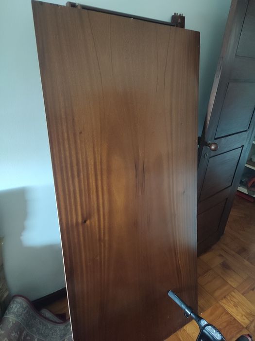 Roupeiro em madeira maciça