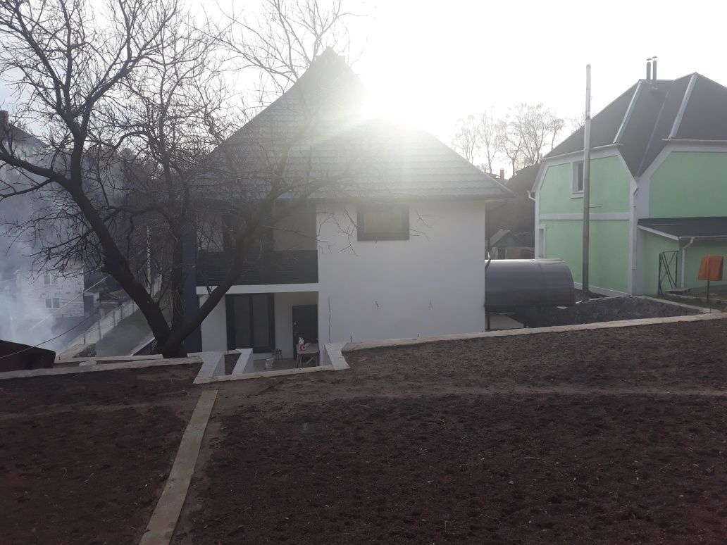 Новий сучасний будинок на березі Дніпра.