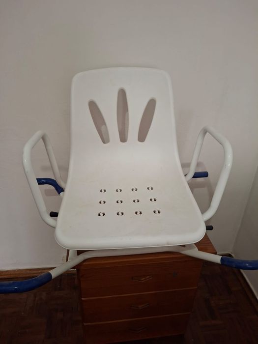 Cadeira giratória para a banheira
