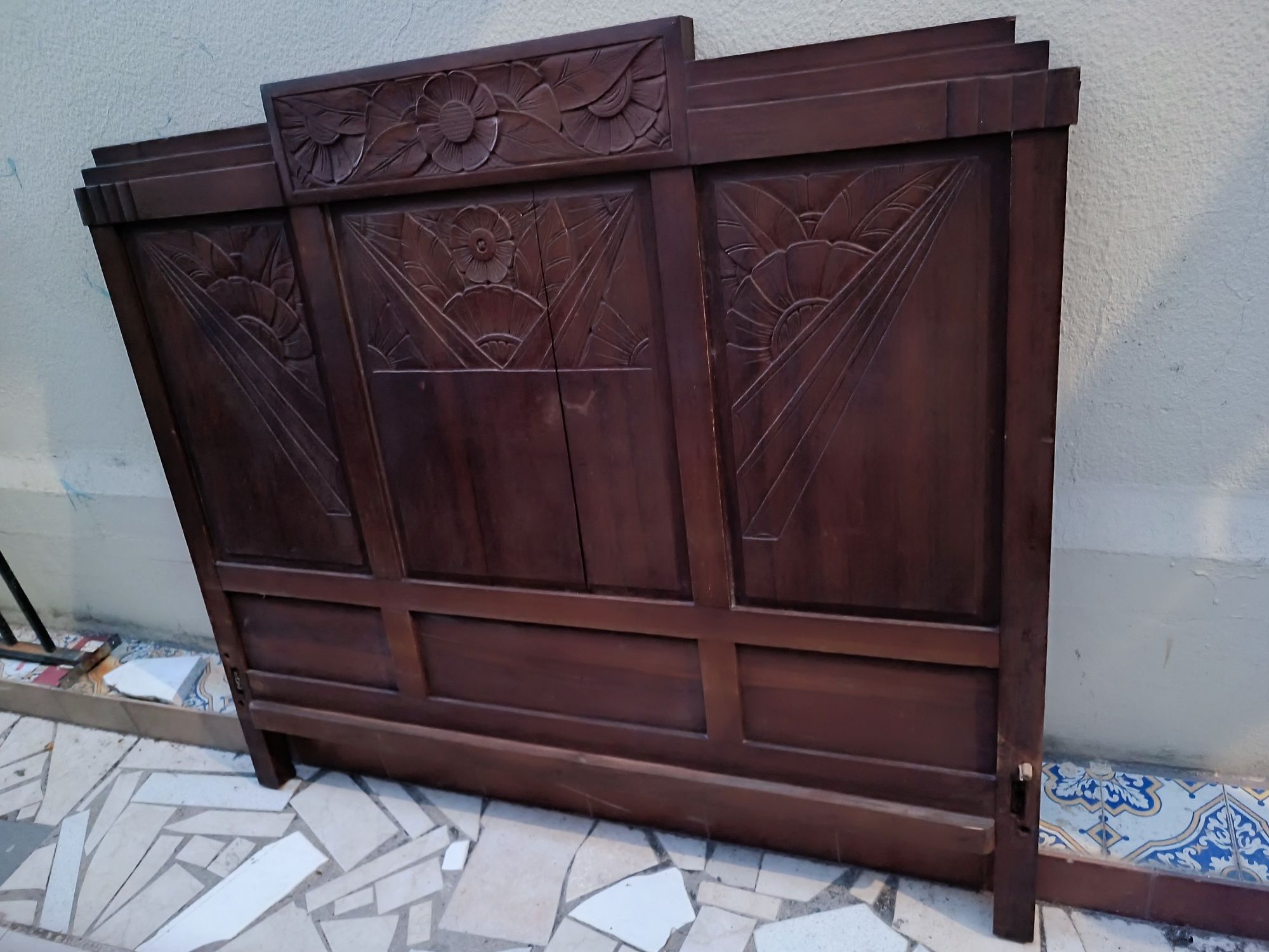Cama de corpo e meio de madeira maciça como nova. Sem estrado. Comprim