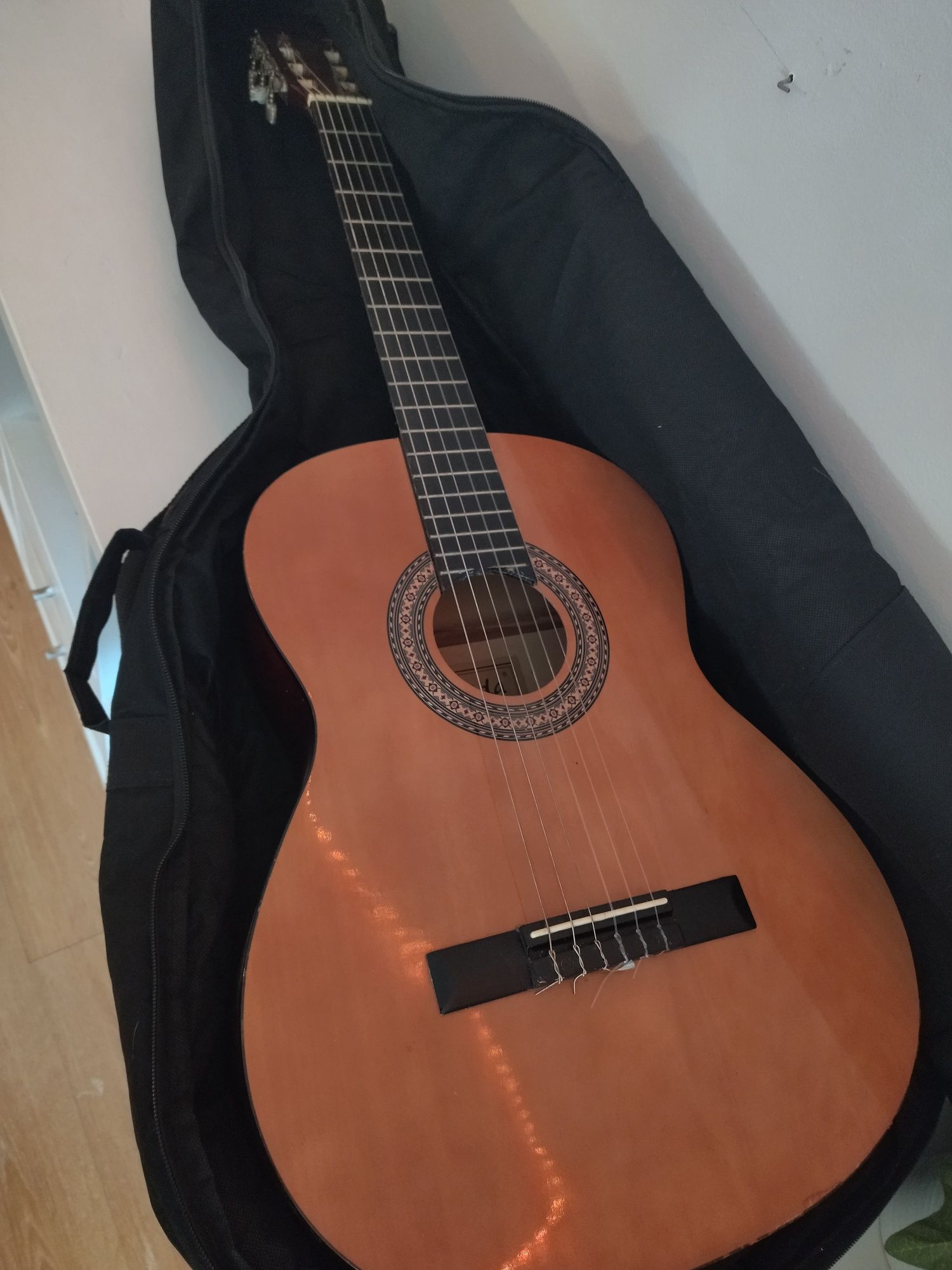Guitarra clássica com tudo incluído
