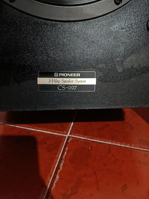 Par de colunas Pioneer! Com algumas marcas de uso...