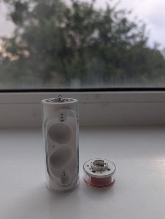 Кейс навушників nothing ear stick, на деталі