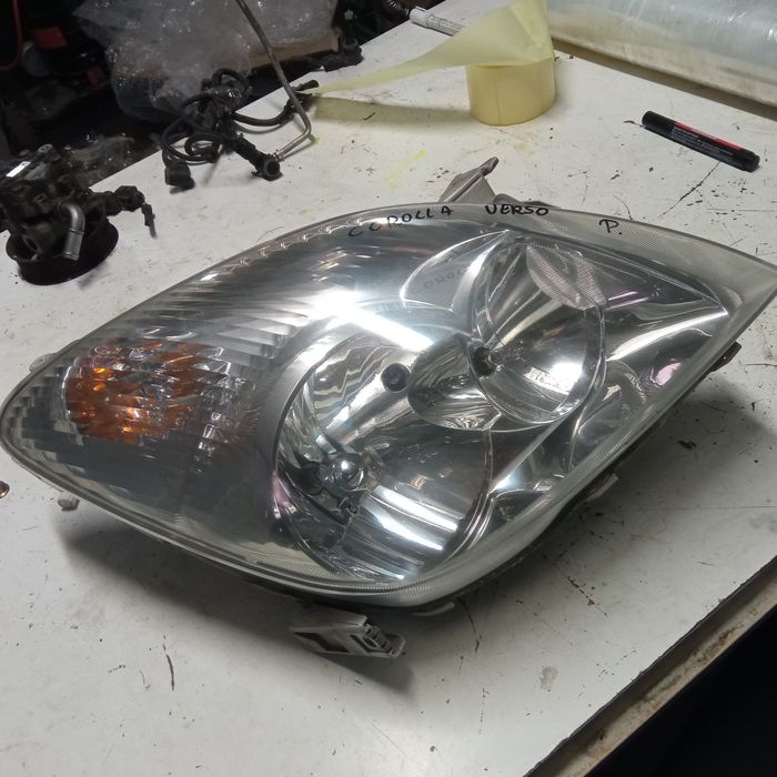 Lampa przód prawa Toyota Corolla Verso
