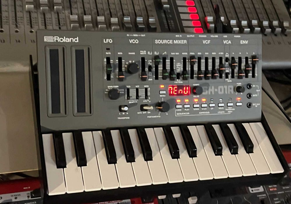 Syntezator Roland Sh-01a z klawiaturą