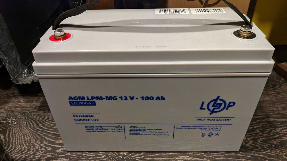 Комплект батарей з інвертором для живлення при блекаутах