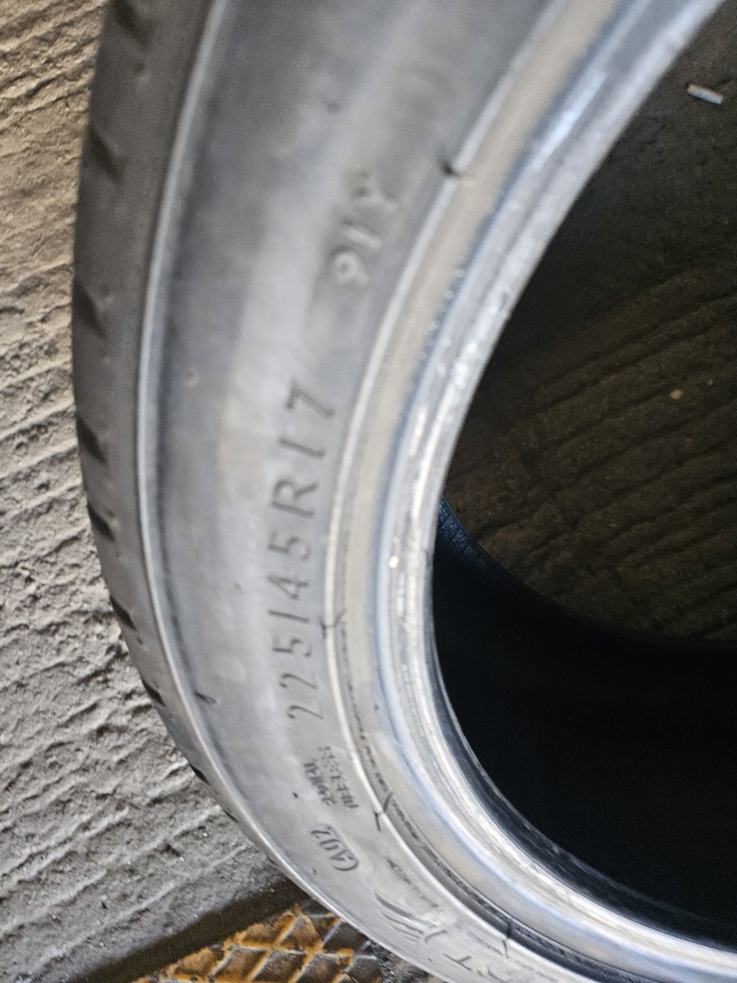 Opona 1szt Dunlop R17 225/45-8mm-20rok