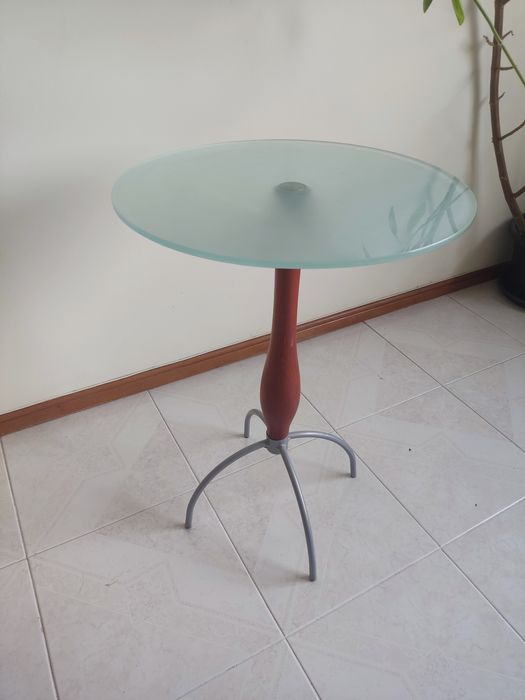 Mesa de apoio com tampo de vidro